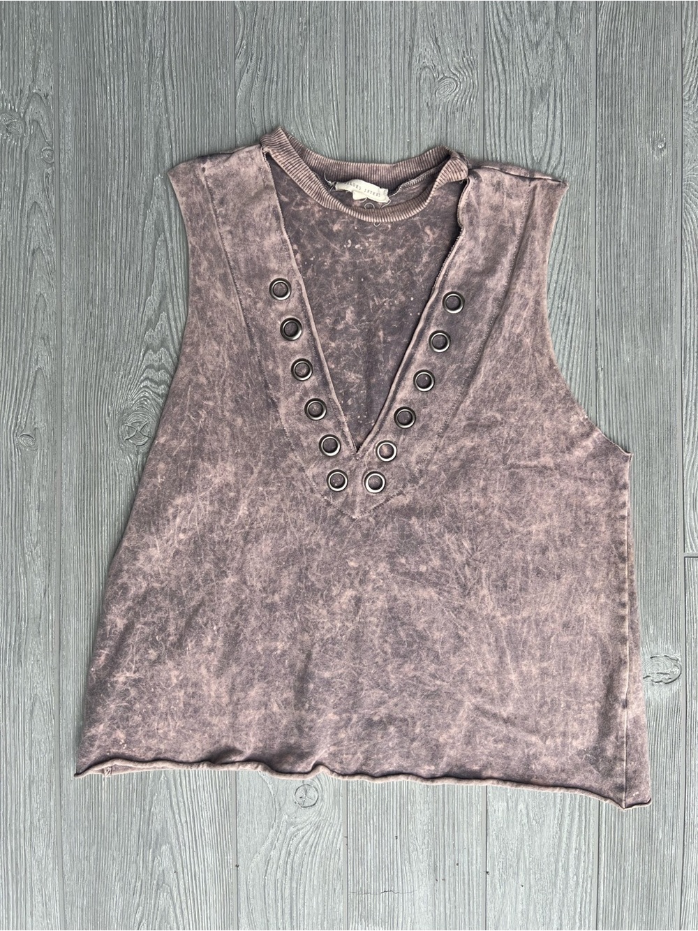Gilded Intent Acid Wash Grommet V-Neck Tank Top Medium Buckle Brand